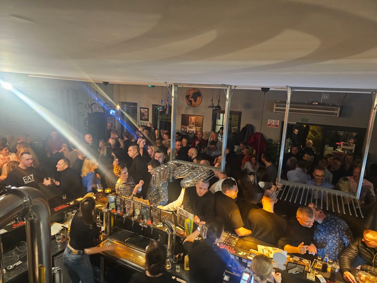 Wieczór w Browarze Turek — pełna sala gości
